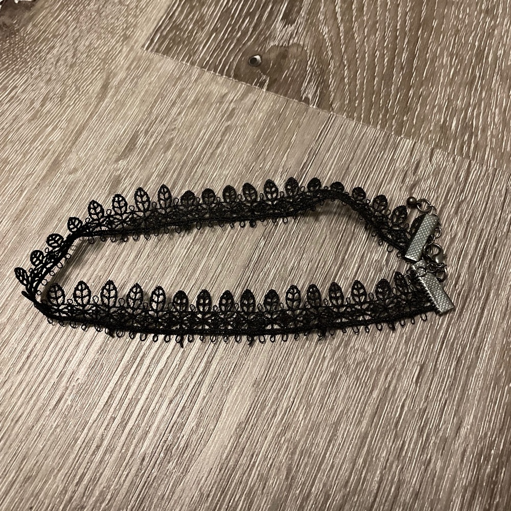 Patterned Choker